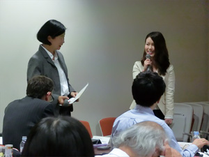 右/講演者(城 恭子:DRF,北海道大学附属図書館)左/司会(谷藤 幹子:物質・材料研究機構